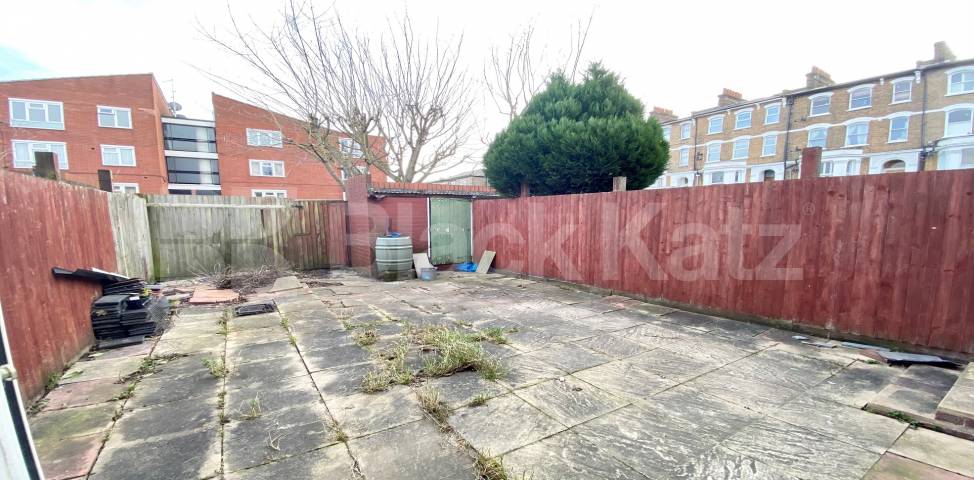 			LET , 3 Bedroom, 1 bath, 1 reception House			 Ainslie Walk, Balham